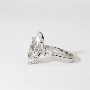 Bague de fiançailles de luxe en or massif 14 carats avec trois diamants de laboratoire de taille marquise, style Art Déco, bijou de promesse et de mariage - Product Image 2