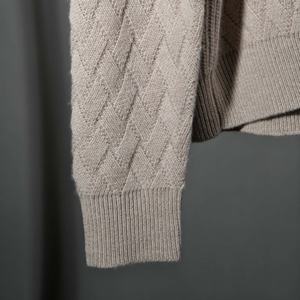 Pull en cachemire à col roulé texturé de qualité supérieure pour femme Design minimaliste à coupe ajustée pour l'hiver Merveille toutes saisons avec logo sur le devant - Product Image 6