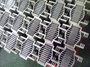 Radiateur LED COB intérieur en <span class=keywords><strong>aluminium</strong></span> 6063 T5 à profil solide personnalisé, usiné CNC, pour refroidissement d'adaptateur secteur OEM/ODM - Product Image 3