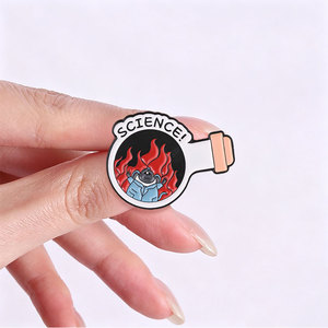 Épinglette en émail « Rat de laboratoire de sciences folles » pour veste, sac ou revers - Product Image 2
