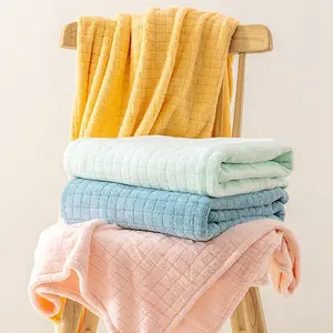 Vendita diretta in fabbrica morbido e soffice pile di corallo asciugamano per neonati asciugamano da bagno per bambini con colori solidi Unisex da bagno per bambini