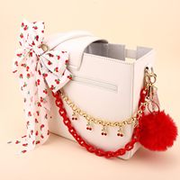 Nouveau Pendentif de Sac Cerise, Chaîne de Sac à Main et Accessoire Cheveux Nœud, Décoration Hiver, Design Urbain Simple avec Pompon