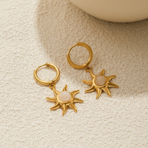 Boucles d'oreilles pendantes soleil en acier inoxydable plaqué or 18 carats avec pierre de lune et motif étoile géométrique pour usage quotidien - Product Image 3