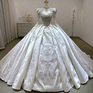 Vestido de Novia Bohemio de Lujo hasta el Suelo, Satén de Calidad, Exquisitos Detalles de Cuentas, Escote Corazón, Diseño Elegante, Cola Capilla - Product Image 1