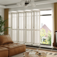Volet en bois moderne à lamelles avec ventilation pour fenêtre supérieure de chambre à coucher