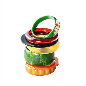 Bracelet jonc ouvert fantaisie en résine 2026, qualité supérieure, avec breloques en acrylique ange, bijoux élégants pour femmes, vente chaude en gros - Product Image 6