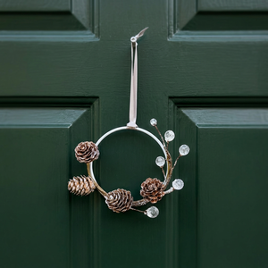 Corona rústica de metal con piñas y cuentas transparentes, coronas decorativas navideñas hechas a mano, sin iluminación - Product Image 4