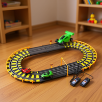 MAZZEO GIOCATTOLI Piste de course RC à l'échelle 1:24, 81x47 cm, prête à l'emploi, pour l'intérieur, 2 voitures électriques télécommandées en plastique, pour les enfants de 5 à 7 ans