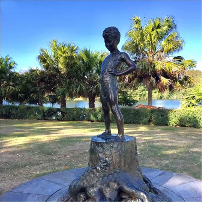 El niño Peter Pan estatua de bronce