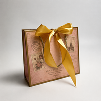 Sac cadeau en papier illustré vintage personnalisé avec nœud en ruban pour librairie, bougie parfumée au café, emballage de boutique de cadeaux