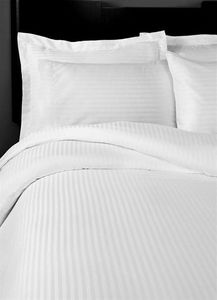 Parure de lit hôtelière 4 pièces en coton 100% blanc uni, 300 fils/cm², tissée, respirante, pour usage domestique, pour lit de 1,8 m, avec drap et taies d'oreiller - Product Image 4