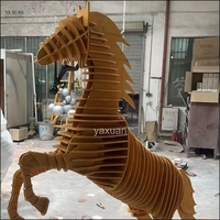 Sculpture abstraite de cheval en acier inoxydable 304/316 peinte, moderne, sectionnelle, sur mesure, pour extérieur, grande taille, pour ville
