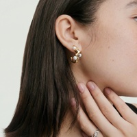Boucles d'oreilles créoles légères et tendance pour femme, en laiton plaqué or, décorées de perles, personnalisables, vente en gros promotionnelle