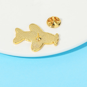 Pin de Solapa Personalizado Sin Pedido Mínimo con Diseño de Avión, Insignia Metálica de Viajes Mundiales, Broche de Esmalte para Bolsa - Product Image 6