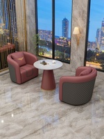 Fauteuils en cuir de style luxueux pour la réception de l'hôtel, tables et chaises de salle à manger, mobilier commercial.