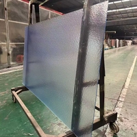 Verre décoratif ciselé et strié en céramique, motif coloré