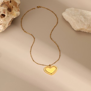 <span class=keywords><strong>Collana</strong></span> <span class=keywords><strong>con</strong></span> ciondolo a cuore rotante in acciaio inossidabile placcato oro 18 carati, stile semplice, lucido, ideale per incisione - Articolo caldo! - Product Image 4