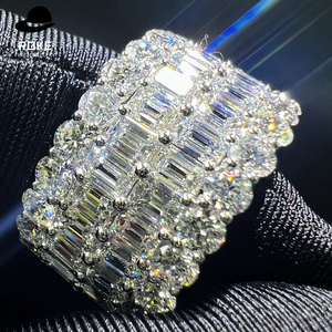 9-18K ホワイトゴールド メンズ ワイド ダイヤモンド リング、ラボグロウン エメラルドカット ダイヤモンド ラウンドカット、4本爪パヴェセッティング。 - Product Image 4