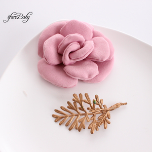 Flor <span class=keywords><strong>de</strong></span> Pelo <span class=keywords><strong>de</strong></span> Satén <span class=keywords><strong>de</strong></span> 8cm con Diseño <span class=keywords><strong>de</strong></span> Camelia, Elegante Accesorio Floral para el <span class=keywords><strong>Cabello</strong></span> para Mujeres y Niñas, Ideal para Bodas, Fiestas y Uso Diario - Product Image 3