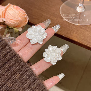 Boucles d'oreilles clous camélia crème en argent sterling S925 2026, bijoux d'oreille floraux frais et minimalistes de luxe léger pour femmes - Product Image 4