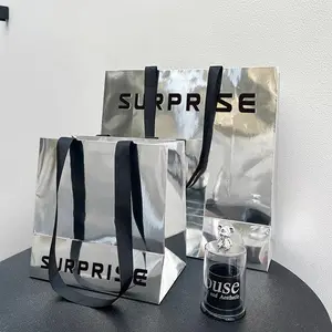 नए कस्टमाइज्ड फैशन मिरर सिल्वर हैंडल पेपर बैग प्रोन्नति के लिए इको शॉपिंग पेपर टोटे बैग