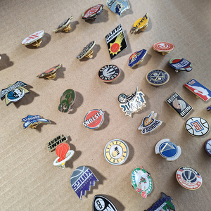 Pin de esmalte suave personalizado para baloncesto, pin de solapa deportivo, insignia metálica con logotipo personalizado para equipos deportivos, para venta al por mayor, regalo para colección deportiva - Product Image 3