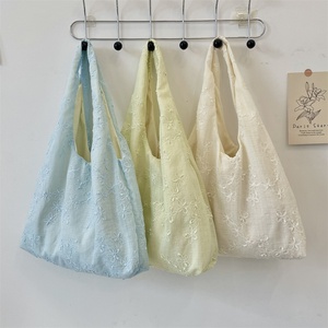 <span class=keywords><strong>Sac</strong></span> fourre-tout décontracté à <span class=keywords><strong>bandoulière</strong></span> avec broderie florale en mousseline de soie, couleur unie, grande capacité, fermeture ouverte, deux poignées - Product Image 3