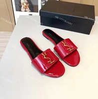 Vente en gros de tongs de créateurs en cuir verni de haute qualité pour femmes, tendance estivale, luxe, marque célèbre, pantoufles pour femmes