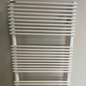 Radiateur à serviettes de style échelle avec barres rondes en acier thermolaqué blanc mat, design moderne et minimaliste pour un chauffage efficace - Product Image 6