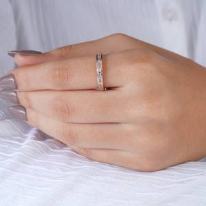 Anillo Elegante de Plata con Piedras Transparentes de Corte Cuadrado, Diseño Clásico Minimalista para Mujer, Uso Diario, Regalo de Aniversario o Fiesta - Product Image 4