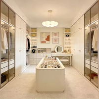 Système de dressing moderne avec portes vitrées, îlot central et grand rangement, armoire de dressing