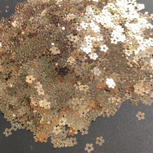 Paillettes personnalisées en gros en vrac en forme <span class=keywords><strong>de</strong></span> fleur <span class=keywords><strong>de</strong></span> marguerite pour ongles artisanat <span class=keywords><strong>de</strong></span> Noël grosses paillettes - Product Image 1