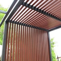 Pergola en WPC imperméable sur mesure avec poutre en bois de teck pour l'extérieur, surface à grain de bois pour hôtels et villas