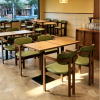 Ensemble de mobilier de salle à manger robuste pour café, table en bois massif, chaise en bois avec rembourrage doux vert, ensemble de bistrot pour hôtel, 2/4/6 places