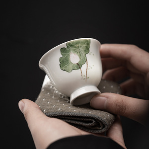 Tasse à thé en céramique peinte à la main, motif lotus, sous glaçure, tasse individuelle pour dégustation de thé Kung Fu - Product Image 1