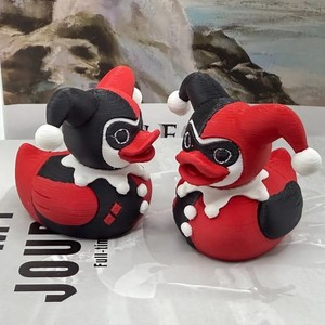 Figura de pato Harley Quinn de Halloween, juguete de plástico impreso en 3D, rojo y negro, coleccionable de dibujos animados - Product Image 1