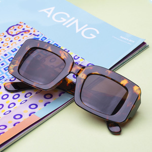 Lunettes de soleil tendance pour femmes, monture carrée de petite taille, protection UV400, verres en PC, style européen tendance pour la protection solaire et les voyages - Product Image 4