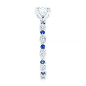 Anello di fidanzamento F160 in oro bianco con diamante taglio brillante rotondo e montatura a pavé, gioiello raffinato da donna - Product Image 4