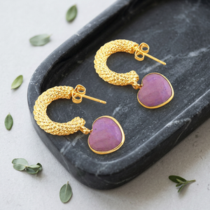 Pendientes minimalistas de aro con forma de corazón en turquesa púrpura, de latón macizo chapado en oro de 18k, con textura de malla de diseño. - Product Image 5