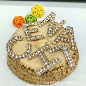 เข็มกลัด CC LETTER ขายส่ง คุณภาพสูง ประดับเพชรเต็มตัว หมาย<span class=keywords><strong>เลข</strong></span> 5 หรูหรา แฟชั่น CD สำหรับงานแต่งงาน งานปาร์ตี้ ดีไซน์เนอร์ สร้างสรรค์ GG - Product Image 4