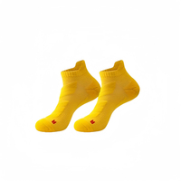 Chaussettes de performance athlétique MQ 026 avec design de trous d'aération, désodorisantes, absorbant les chocs, chaussettes courtes pour hommes, vente en gros