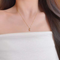 Chaîne de clavicule ajustable en or jaune 18 carats avec pendentif fantaisie en diamant rose Sakura taille émeraude, élégante et raffinée, avec breloque délicate