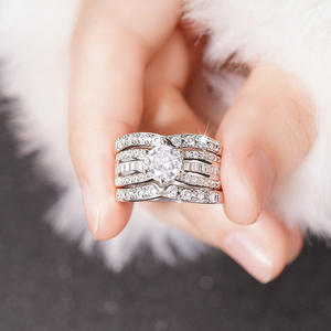 Anello di Fidanzamento da Donna in Oro Bianco con Diamante Naturale Taglio Brillante Rotondo Colore D e Pietre Laterali - Product Image 2