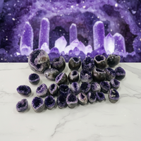 Vente en gros de grappes d'œufs d'améthyste polies et de formes de grottes de cristal pour l'art DIY, les objets de collection et les cadeaux de guérison