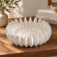Bol décoratif en céramique crème avec un design de pétales sculptés, plateau irrégulier pour la décoration moderne de la maison
