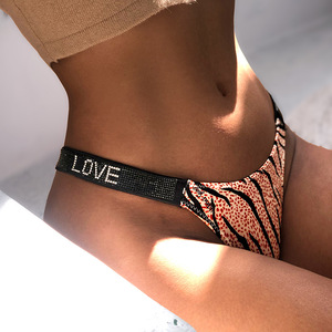 Tanga all'ingrosso strass lettera d'amore Glitter stampa leopardo vita bassa <span class=keywords><strong>donna</strong></span> <span class=keywords><strong>donna</strong></span> Sexy perizoma e perizoma intimo per <span class=keywords><strong>donna</strong></span> - Product Image 2
