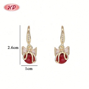 Pendientes de Aro con Lazo de Perlas Rojas Festivas y Circonitas, Chapados en Oro de 18K, de Latón, Joyería Clásica Unisex - Product Image 5