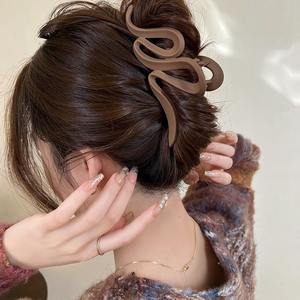 Pinza de Pelo Geométrica Mate de Gran Tamaño con Agarre Fuerte y Antideslizante, Diseño de Onda Simple para Mujer - Product Image 4