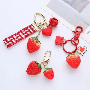 3D שרף תות אדום לב Keychain לנשים ילדה תכשיטי סימולציה פירות חמוד רכב מפתח מחזיק קטן פעמון Keyring הטוב ביותר חבר