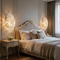 Applique murale en verre de luxe avec accents en cristal, design floral élégant pour la décoration de la chambre, du couloir et du salon
